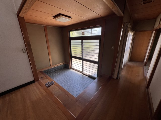 津山市加茂町中古住宅6DKの玄関