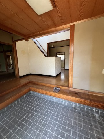 津山市加茂町中古住宅6DKの玄関