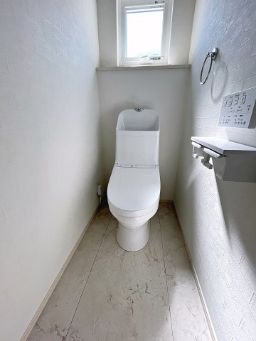 新築戸建・新築建売　郡山市富久山町久保田　行健小・行健中のトイレ|白を基調としており小窓で換気ができるので清潔感のある空間。ペーパーホルダーが2つあるのも便利です！