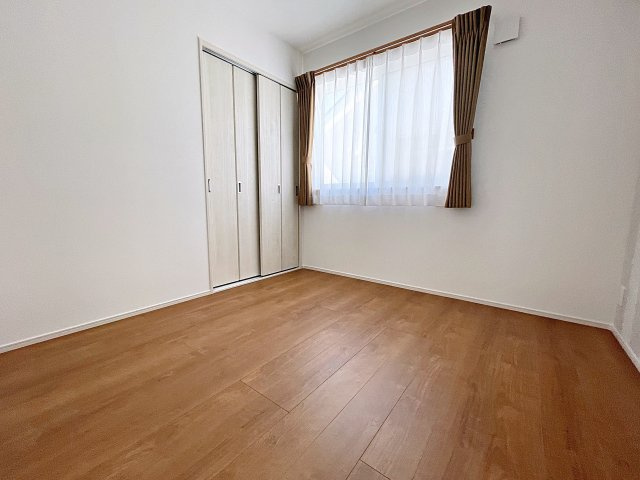 新築戸建・新築建売　郡山市富久山町久保田　行健小・行健中の洋室|4.5帖の洋室は北側の窓から一定した柔らかい光が入り、PC作業や読書などにも最適なお部屋です！