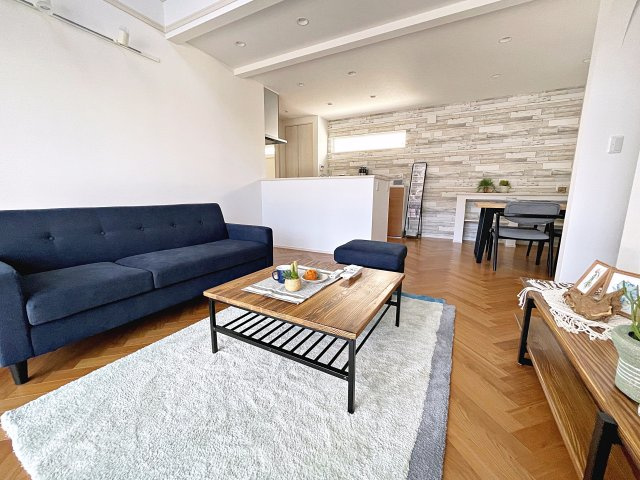 新築戸建・新築建売　郡山市富久山町久保田　行健小・行健中の居間・リビング|太陽の日差しが気持ちの良いリビングは広々としているので家具を設置してもゆとりがあります！