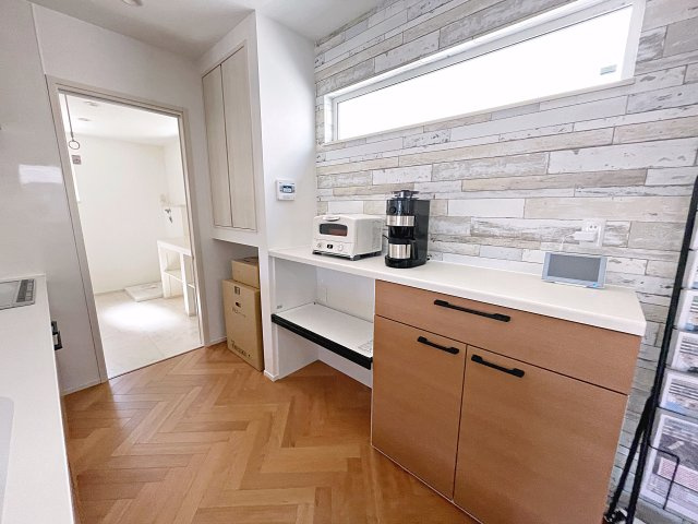 新築戸建・新築建売　郡山市富久山町久保田　行健小・行健中のキッチン|収納も豊富でお料理もはかどります！キッチンから脱衣・ランドリースペースへ行き来ができます！