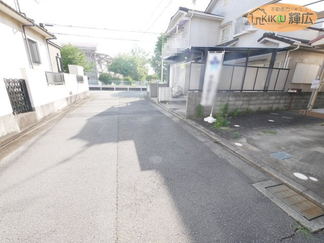 加古川市平岡町土山　中古戸建の前面道路含む現地写真