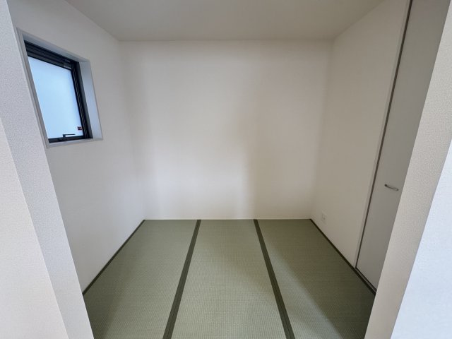 うるま市前原（全10棟）1号棟の和室|1号棟　畳コーナー3帖＋収納付き♪