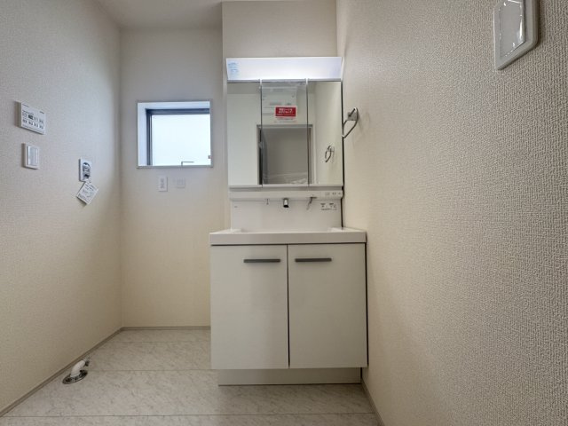 うるま市前原（全10棟）1号棟の独立洗面台|1号棟　三面鏡付き洗髪洗面化粧台♪