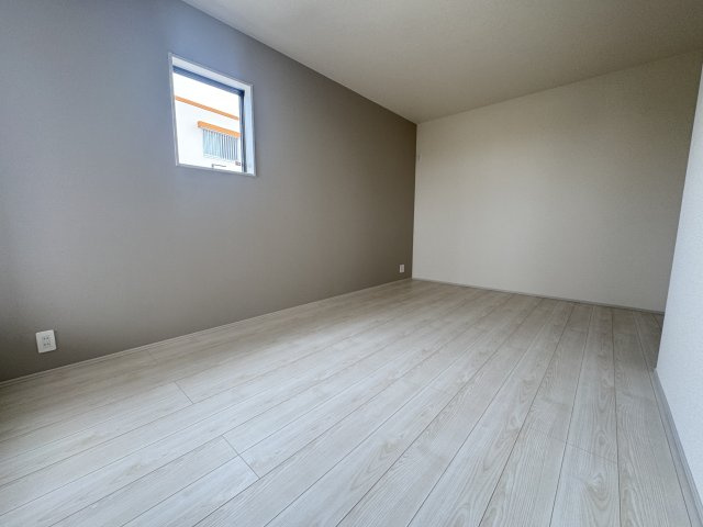 うるま市前原（全10棟）1号棟の洋室|1号棟　洋室8.7帖＋WIC付き♪