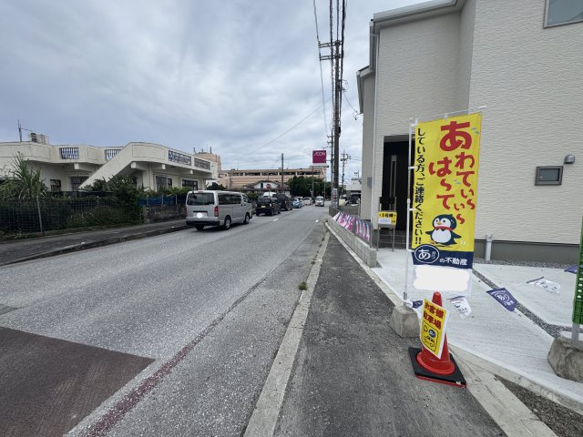 うるま市前原（全10棟）1号棟の前面道路含む現地写真|※北東側県道12.4m♪