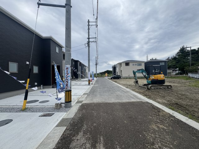 うるま市前原（全10棟）1号棟の前面道路含む現地写真|※中央側4.5m道路♪