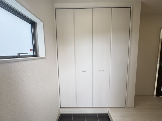 うるま市前原（全10棟）1号棟の玄関|1号棟　十分な収納付き玄関♪