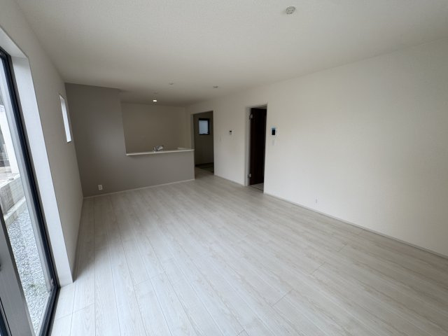 うるま市前原（全10棟）1号棟の居間・リビング|1号棟　LDK17帖＋畳コーナー3帖付き♪