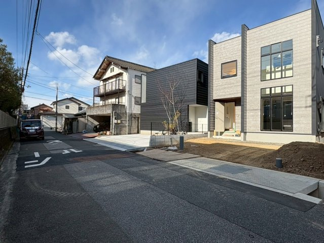 【LDK22帖超】高知市小津町4号地　新築一戸建ての前面道路含む現地写真|車の出し入れもしやすい、ゆとりある前面道路