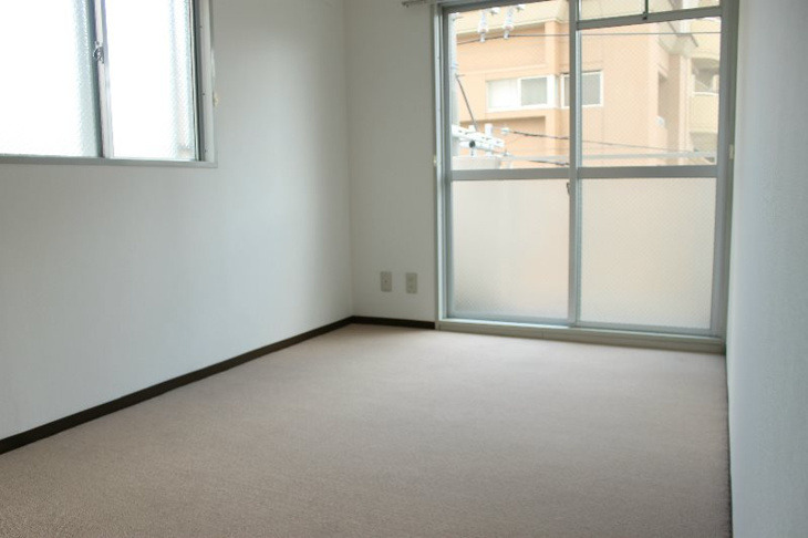 【居間・リビング】ドルフ西岡本 