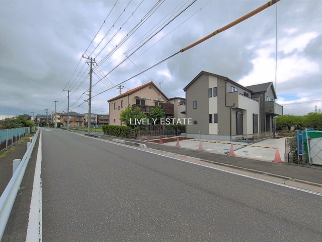 草加市新栄3丁目 新築分譲住宅 全3棟 B号棟の前面道路含む現地写真