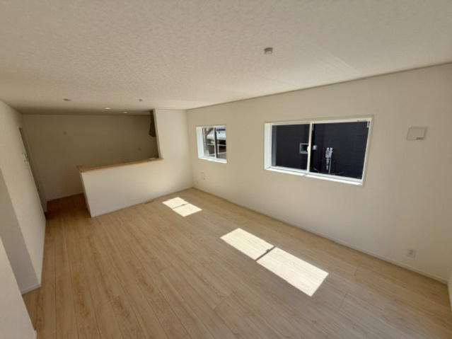 盛岡市高松　第7の居間・リビング|自然光が差し込み、家族が集まる心地よい空間です。