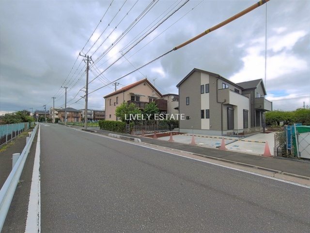 草加市新栄3丁目 新築分譲住宅 全3棟 C号棟の前面道路含む現地写真
