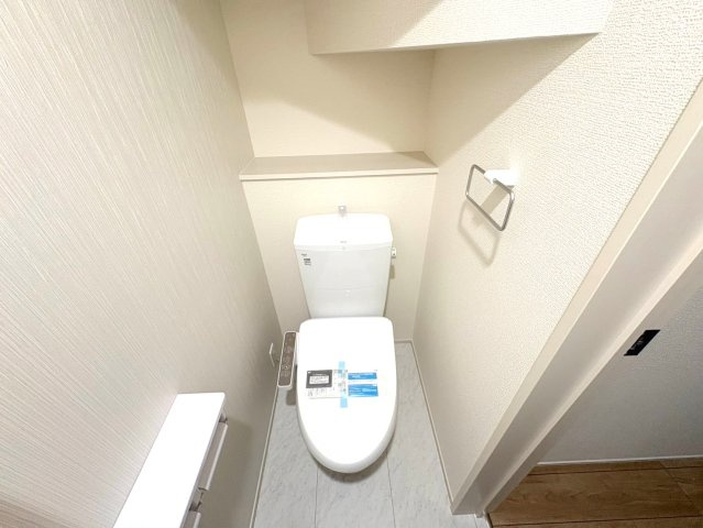 リーブルガーデン　各務原市川島小網（川島スポーツ公園西）　全4区画分譲のトイレ|超表面平滑加工とイオンパワーの「セフィオンテクト」加工で、汚れが付きにくく落ちやすい仕様で清潔です。
便器にフチがないので汚れが隠れて見えない部分がありません。お手入れがとってもラクラクです。