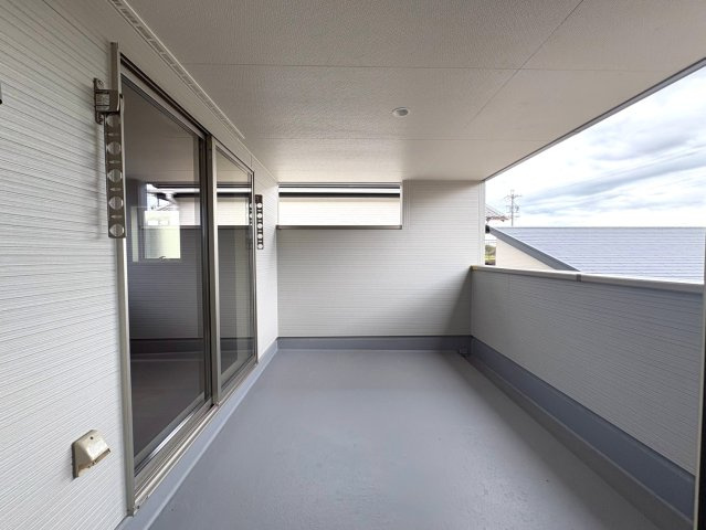 リーブルガーデン　各務原市川島小網（川島スポーツ公園西）　全4区画分譲のバルコニー|バルコニーは南向きで洗濯物もよく乾きます！強度と表面積硬度を持つFPRで防水しています。