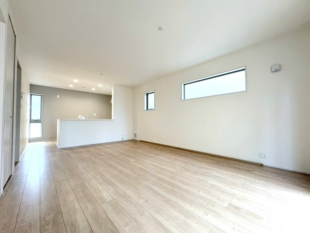 リーブルガーデン　各務原市川島小網（川島スポーツ公園西）　全4区画分譲の居間・リビング|明るい日差しをふんだんに取り込んだリビングダイニングは家族の笑顔につつまれた素敵な空間になります。
一建設の家は精度が高く丈夫な工法を採用し、「住宅トップランナー基準」に対応しています。
