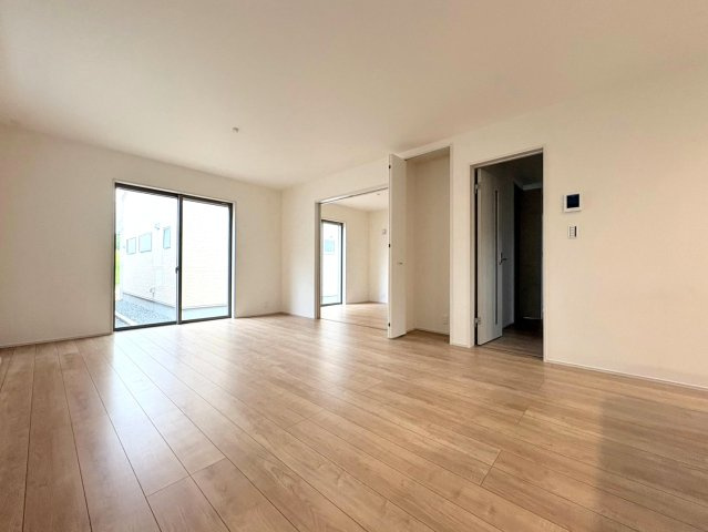 リーブルガーデン　各務原市川島小網（川島スポーツ公園西）　全4区画分譲の居間・リビング|明るい日差しをふんだんに取り込んだリビングダイニングは家族の笑顔につつまれた素敵な空間になります。
一建設の家は精度が高く丈夫な工法を採用し、「住宅トップランナー基準」に対応しています。