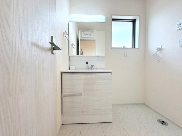 リーブルガーデン　各務原市川島小網（川島スポーツ公園西）　全4区画分譲の独立洗面台|洗面化粧台 幅 750mm、軽く割れにくい洗面ボールと場所をとらないコンパクト設計の本体キャビネットです。
ミラー扉の内側は全て収納スペースです。リフトアップシャワーを採用し両手が自由に使えます