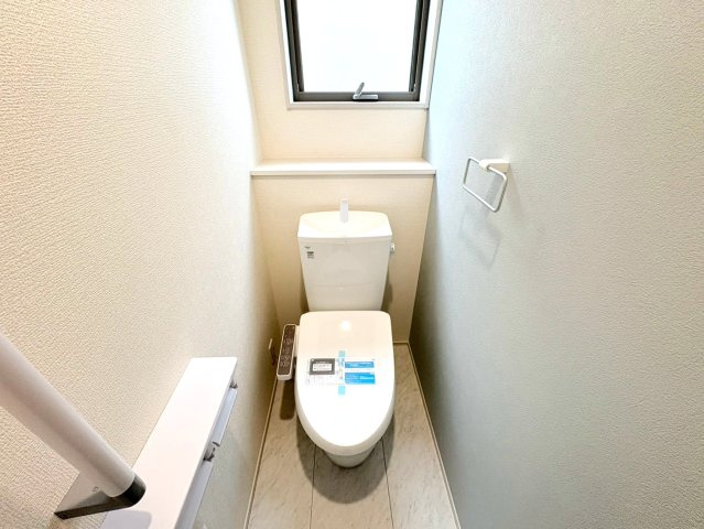 リーブルガーデン　各務原市川島小網（川島スポーツ公園西）　全4区画分譲のトイレ|超表面平滑加工とイオンパワーの「セフィオンテクト」加工で、汚れが付きにくく落ちやすい仕様で清潔です。
便器にフチがないので汚れが隠れて見えない部分がありません。お手入れがとってもラクラクです。