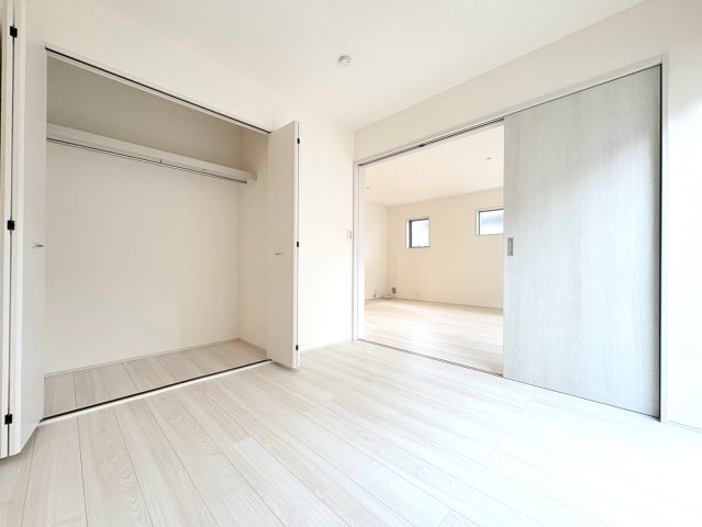 リーブルガーデン　各務原市川島小網（川島スポーツ公園西）　全4区画分譲の洋室|全居室にたっぷり収納できる大型クローゼット、居室部分の窓ガラスには間に空気層を設けたペアガラスを採用。
高い断熱性と共にガラス面の結露対策にも効果を発揮します。