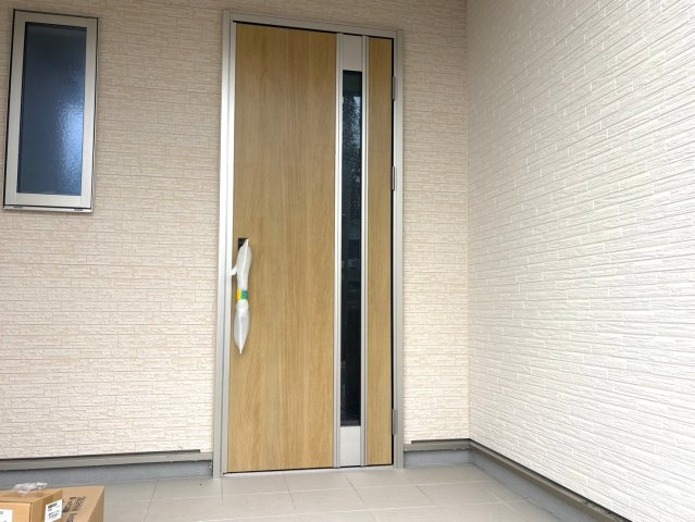 リーブルガーデン　各務原市川島小網（川島スポーツ公園西）　全4区画分譲の玄関|【ピッキング防止機能付き玄関ドア錠】玄関ドアの鍵は上下に２つあり、内側の下段は脱着サムターンキー。
鍵を不正に開錠されても、もう１つの鍵でピッキングを防ぎます。防犯性の高い仕様になっています。