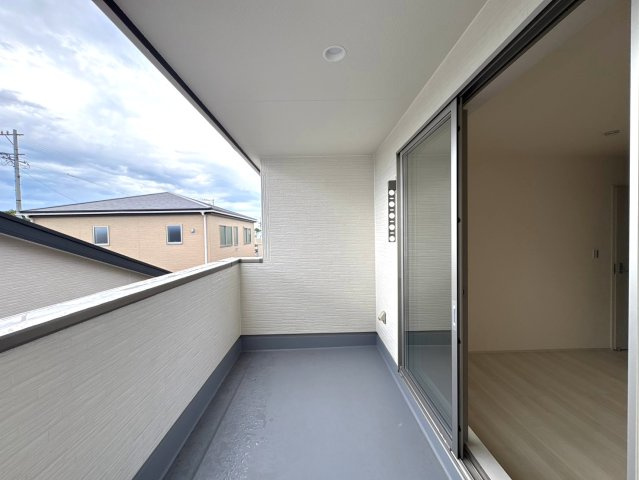 リーブルガーデン　各務原市川島小網（川島スポーツ公園西）　全4区画分譲のバルコニー|バルコニーは南向きで洗濯物もよく乾きます！強度と表面積硬度を持つFPRで防水しています。
