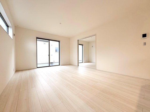 リーブルガーデン　各務原市川島小網（川島スポーツ公園西）　全4区画分譲の居間・リビング|明るい日差しをふんだんに取り込んだリビングダイニングは家族の笑顔につつまれた素敵な空間になります。
一建設の家は精度が高く丈夫な工法を採用し、「住宅トップランナー基準」に対応しています。