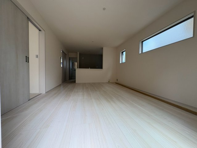 リーブルガーデン　各務原市川島小網（川島スポーツ公園西）　全4区画分譲の居間・リビング|明るい日差しをふんだんに取り込んだリビングダイニングは家族の笑顔につつまれた素敵な空間になります。
一建設の家は精度が高く丈夫な工法を採用し、「住宅トップランナー基準」に対応しています。
