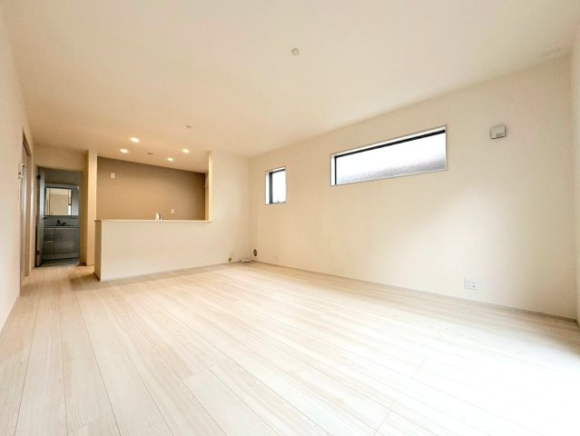 リーブルガーデン　各務原市川島小網（川島スポーツ公園西）　全4区画分譲の居間・リビング|明るい日差しをふんだんに取り込んだリビングダイニングは家族の笑顔につつまれた素敵な空間になります。
一建設の家は精度が高く丈夫な工法を採用し、「住宅トップランナー基準」に対応しています。