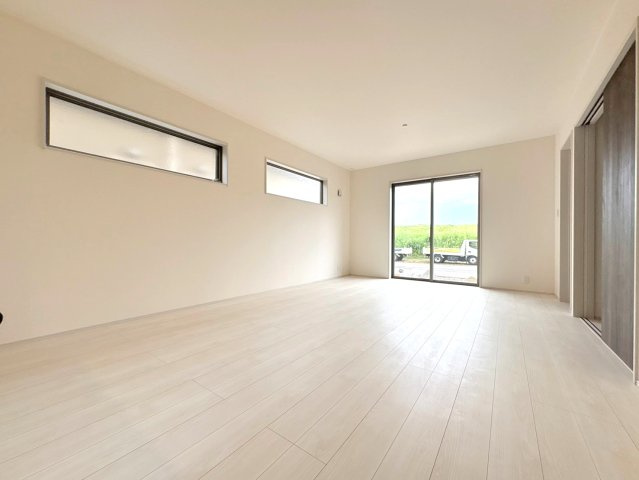 【商談中】リーブルガーデン　各務原市川島小網（川島スポーツ公園西）　全4区画分譲の居間・リビング|明るい日差しをふんだんに取り込んだリビングダイニングは家族の笑顔につつまれた素敵な空間になります。
一建設の家は精度が高く丈夫な工法を採用し、「住宅トップランナー基準」に対応しています。