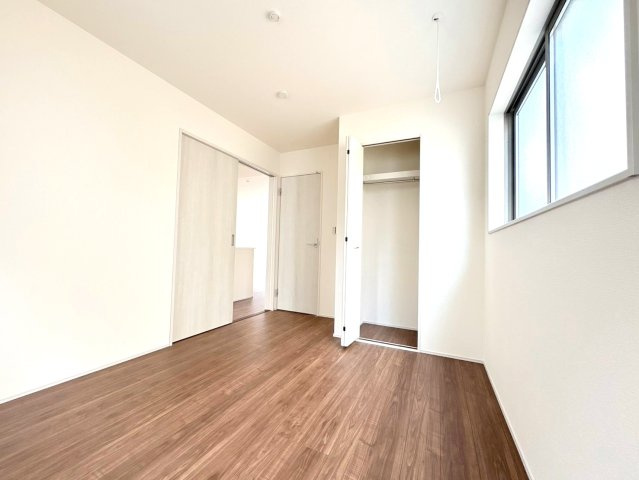 リーブルガーデン　各務原市川島小網（川島スポーツ公園西）　全4区画分譲の洋室|全居室にたっぷり収納できる大型クローゼット、居室部分の窓ガラスには間に空気層を設けたペアガラスを採用。
高い断熱性と共にガラス面の結露対策にも効果を発揮します。