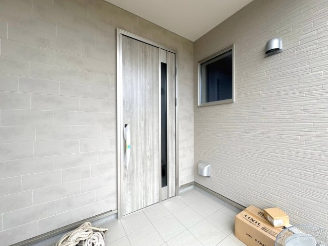 リーブルガーデン　各務原市川島小網（川島スポーツ公園西）　全4区画分譲の玄関|【ピッキング防止機能付き玄関ドア錠】玄関ドアの鍵は上下に２つあり、内側の下段は脱着サムターンキー。
鍵を不正に開錠されても、もう１つの鍵でピッキングを防ぎます。防犯性の高い仕様になっています。