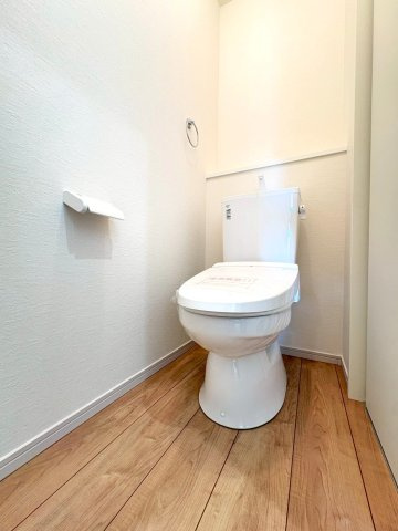 新築戸建　静岡市駿河区豊田2期　全２棟　1号棟のトイレ|各階にトイレがあるため、朝の支度もスムーズにすすみます。