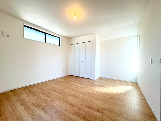 新築戸建　静岡市駿河区豊田2期　全２棟　1号棟の洋室|全ての居室が６帖以上の充分な広さがあるため、プライベート空間が充実します。