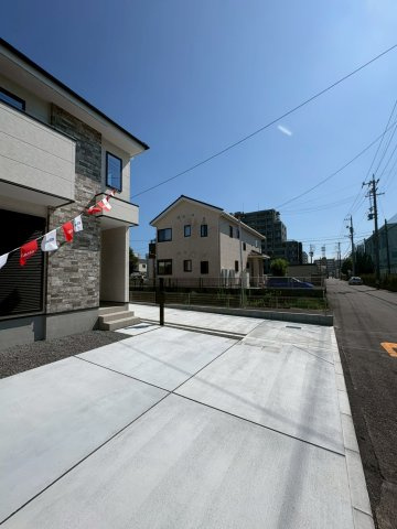 新築戸建　静岡市駿河区豊田2期　全２棟　1号棟の駐車場|駐車スペースはコンクリート仕上げになっているため、雨の日も足元が気になりません♪