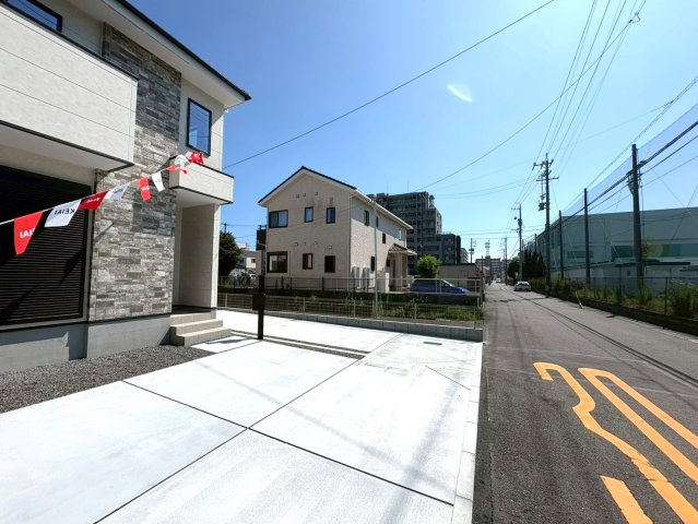 新築戸建　静岡市駿河区豊田2期　全２棟　1号棟の前面道路含む現地写真