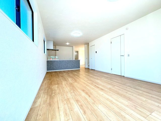 新築戸建　静岡市駿河区豊田2期　全２棟　1号棟の居間・リビング|明るい光が差し込むリビングは自然と家族が集まる場所になりそうですね。