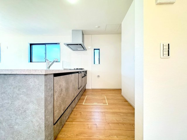 新築戸建　静岡市駿河区豊田2期　全２棟　1号棟のキッチン|開放的な対面式キッチン。キッチンからはリビング全体が見渡せます。
