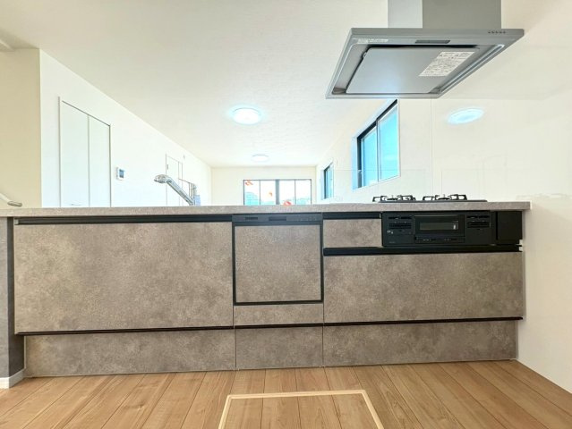 新築戸建　静岡市駿河区豊田2期　全２棟　1号棟のキッチン|収納豊富なシステムキッチン。限られたスペースを有効活用できる床下収納もございます。