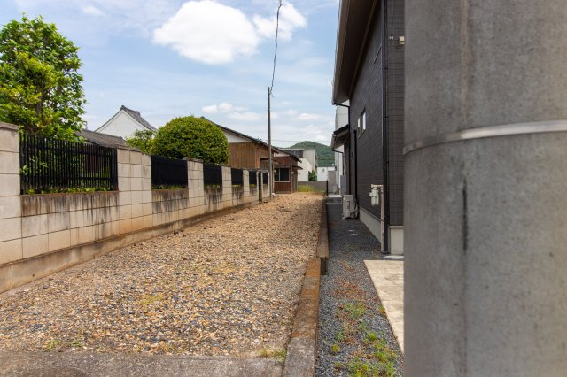 足利市助戸仲町の売地の前面道路含む現地写真|車の出入りがしやすい、開放感ある前面道路