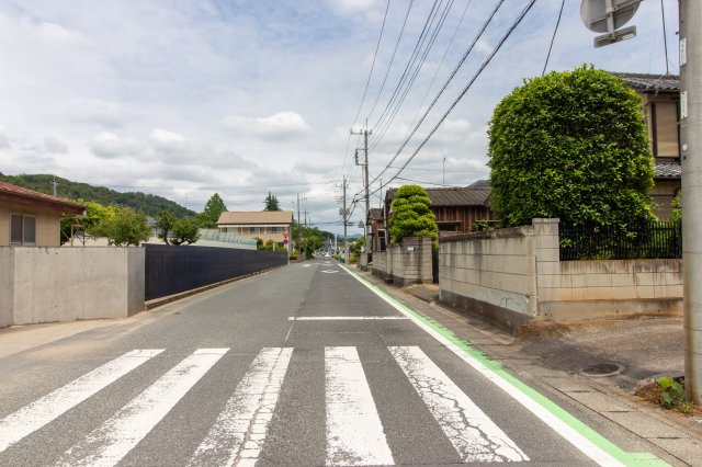 足利市助戸仲町の売地の前面道路含む現地写真|前面道路は見通しが良く、車の出入りもしやすい開放感のある立地！
また、周辺は整った住宅街が広がり、落ち着いた街並みが魅力です。