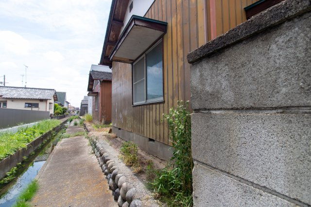 足利市助戸仲町の売地の外観|敷地脇には水路と通路があり、隣接建物との圧迫感が少なく開放感のある立地