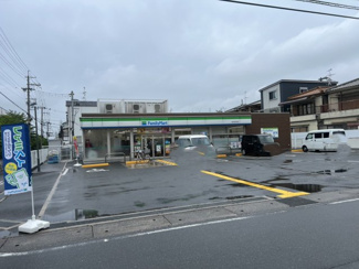 【周辺】 | 南荘町　更地渡し　売り土地 | ファミリーマートまで約４００ｍ。生活利便性の高い立地。