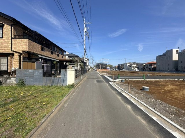 【前面道路含む現地写真】 | 入間郡三芳町北永井　新築一戸建住宅　全11棟　(ふじみ野店) | 徒歩15分圏内にスーパー、コンビニ、ドラッグストアが揃いお買い物の負担も少ないです。