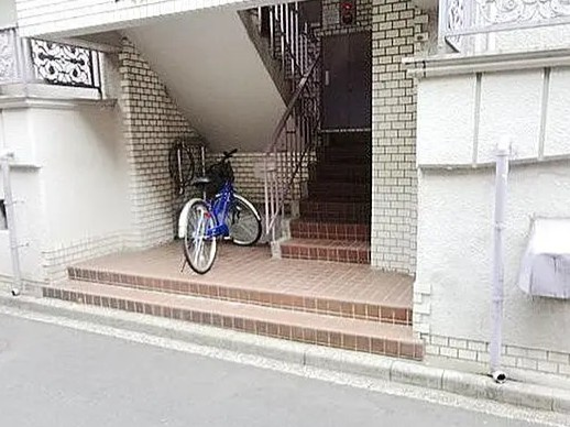 パレス三鷹のエントランス
