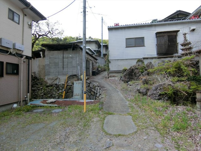 亀沢農地付住宅３LDKオール電化太陽光パネルの前面道路含む現地写真|法定外道路と共有通路