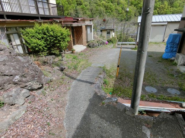 亀沢農地付住宅３LDKオール電化太陽光パネルの前面道路含む現地写真|法定外道路と共有通路