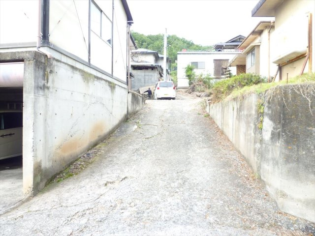 亀沢農地付住宅３LDKオール電化太陽光パネルのその他|道路からの進入路